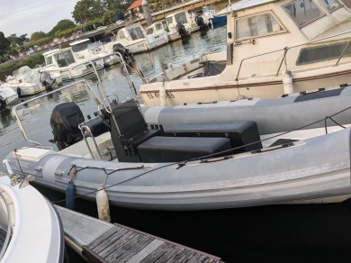 Hyra RIB med eller utan skeppare Lomac France 