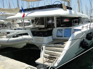 Catamaran hire in Álimos - Lagoon Lagoon 620
