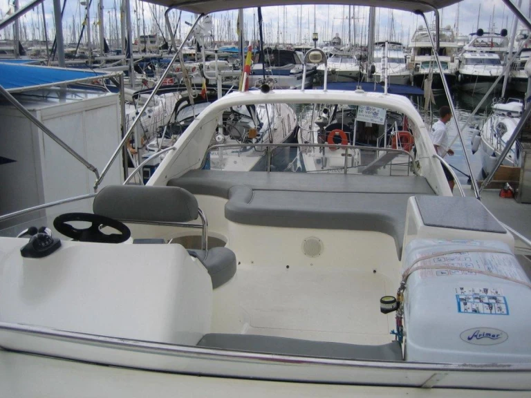 Location Bateau à moteur STEALTH yachts avec permis