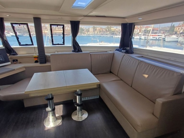 Catamaran à louer à Lávrio au meilleur prix