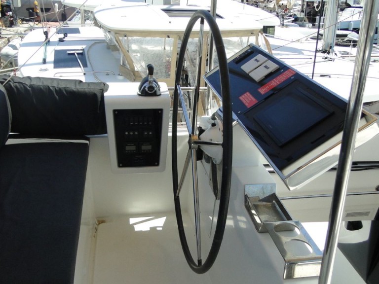 Louer Catamaran avec ou sans skipper Lagoon à Álimos