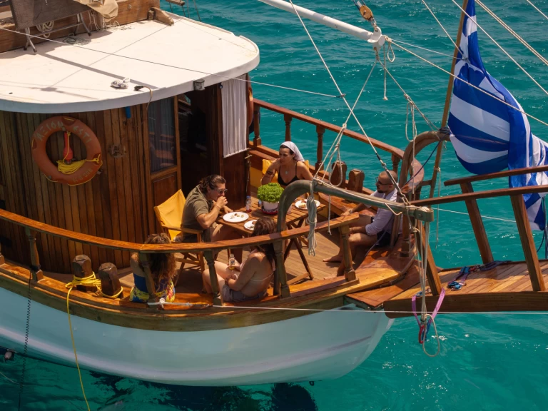 Yacht à louer à Marina Delta Kallithea au meilleur prix