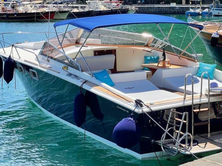 Location Bateau à moteur à Amalfi - Tornado 38 classic