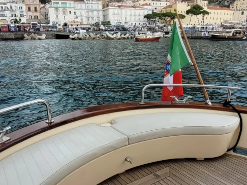 Bateau à moteur à louer à Amalfi au meilleur prix