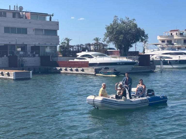 Louer Semi-rigide avec ou sans skipper Zodiac à Empuriabrava