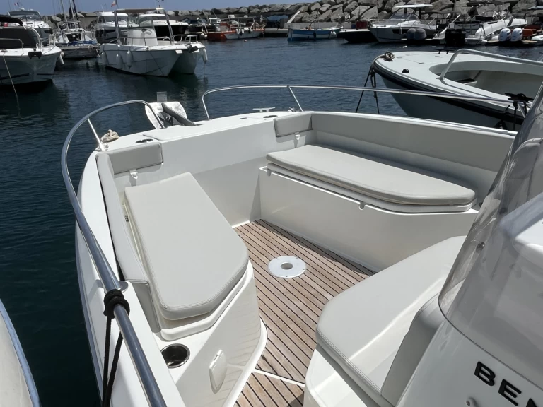 Location à Les Issambres - Bénéteau Flyer 8 SPACEdeck sur SamBoat