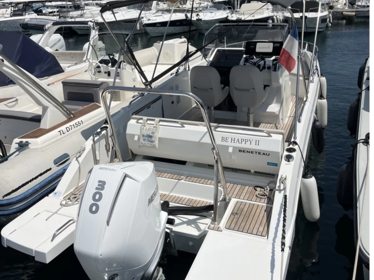 Location à Les Issambres - Bénéteau Flyer 8 SPACEdeck sur SamBoat