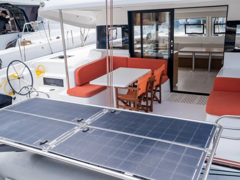 Louer Catamaran avec ou sans skipper Excess à Álimos
