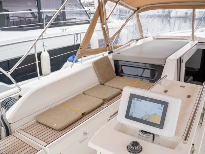Bénéteau Oceanis 51.1 a louer à Álimos
