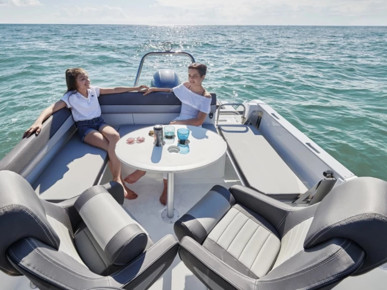 Louez un Jeanneau Cap Camarat 6.5 WA Serie 3 à Antibes