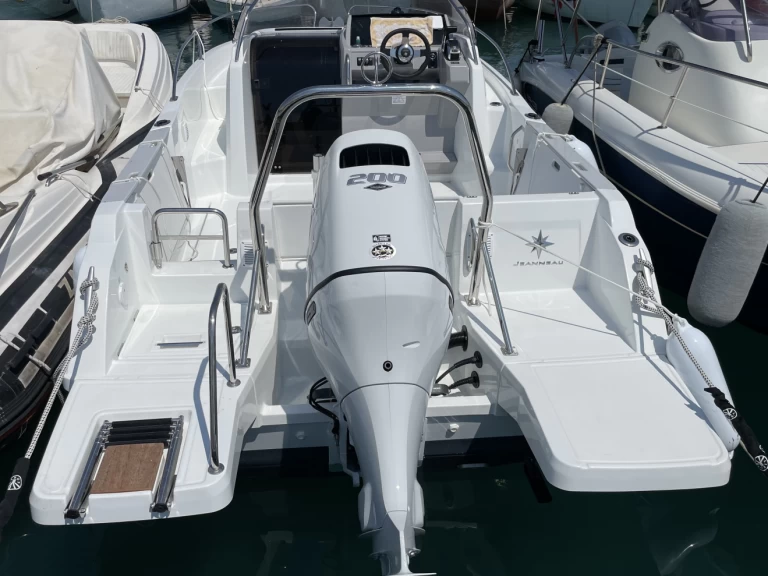 Location bateau Jeanneau Cap Camarat 6.5 WA Serie 3 à Antibes sur Samboat