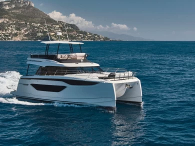 Charter a Prestige Prestige M48 in Portisco on Samboat