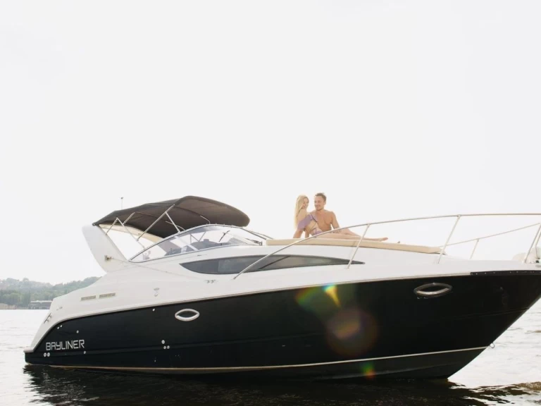 Louer Bateau à moteur avec ou sans skipper Bayliner à Vieux Port de Cannes