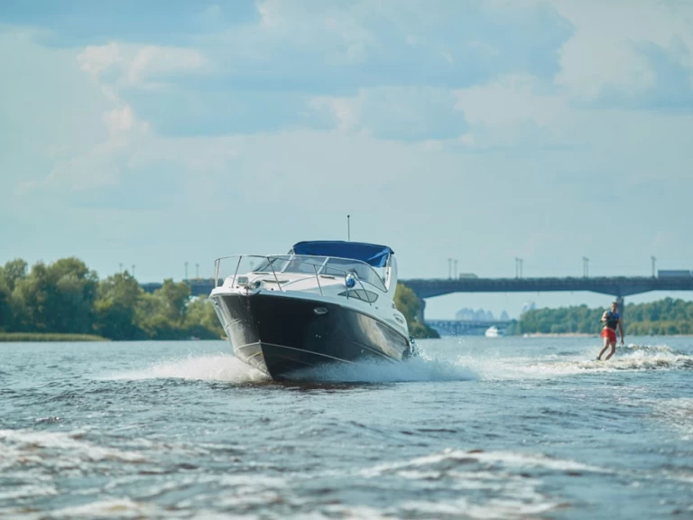 Bateau à moteur à louer à Vieux Port de Cannes au meilleur prix