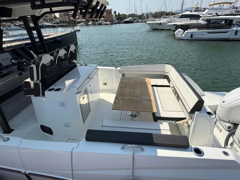 Location bateau Cogolin pas cher cap camarat 10.5 CC