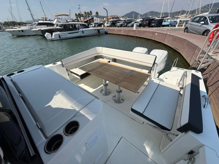 Location Bateau à moteur à Cogolin - Jeanneau cap camarat 10.5 CC