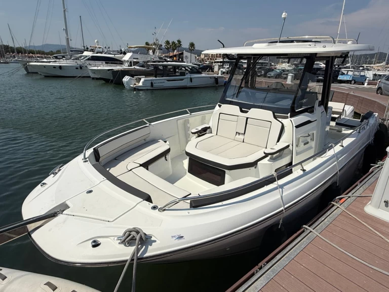 Location bateau Jeanneau cap camarat 10.5 CC à Cogolin sur Samboat