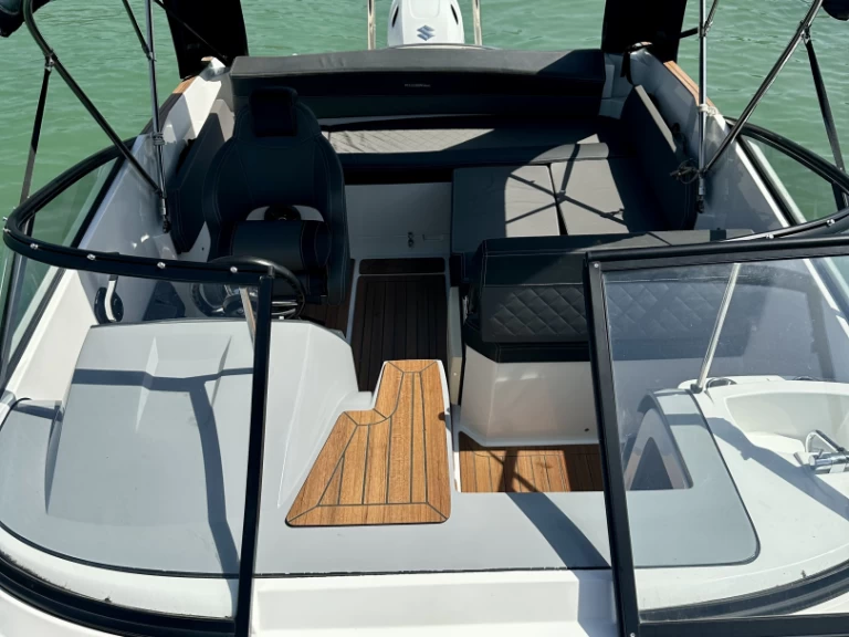 Bateau à moteur à louer à Aix-les-Bains au meilleur prix