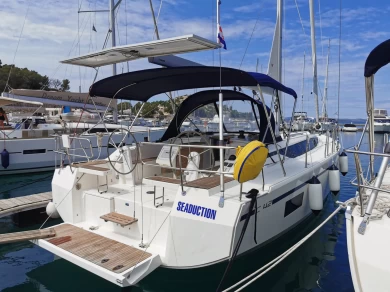 Bavaria Bavaria C42 charter bareboat eller skeppad i Drage