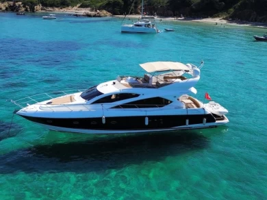 Sunseeker Manhattan 60 między profesjonalistami a osobami prywatnymi w Port de Hyères (St Pierre)