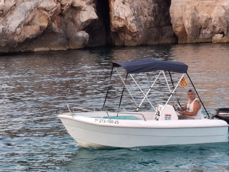 Bateau à moteur à louer à Cala Galdana au meilleur prix