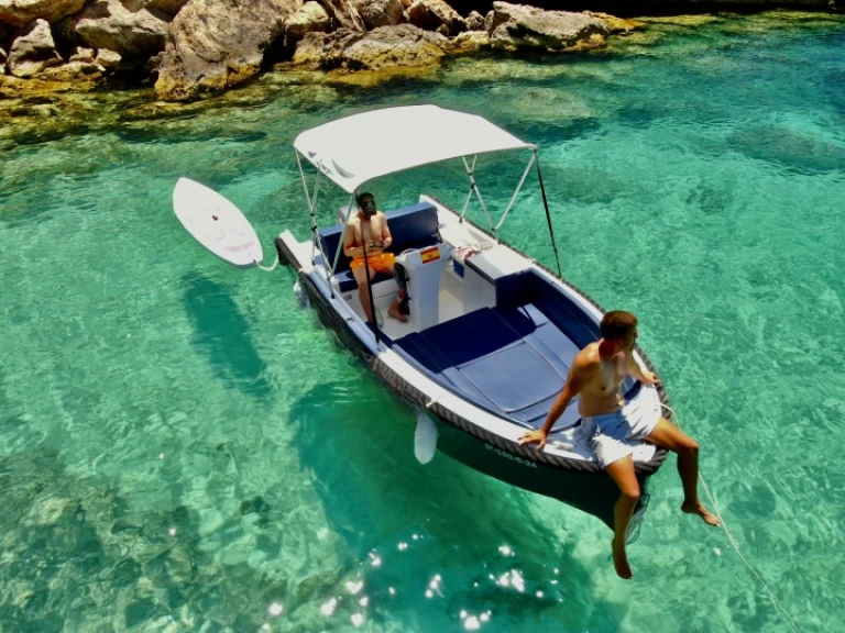 Louer Bateau à moteur avec ou sans skipper Vanquish à Sant Antoni de Portmany