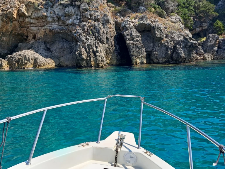 Louer Bateau à moteur avec ou sans skipper bimax à Gaeta