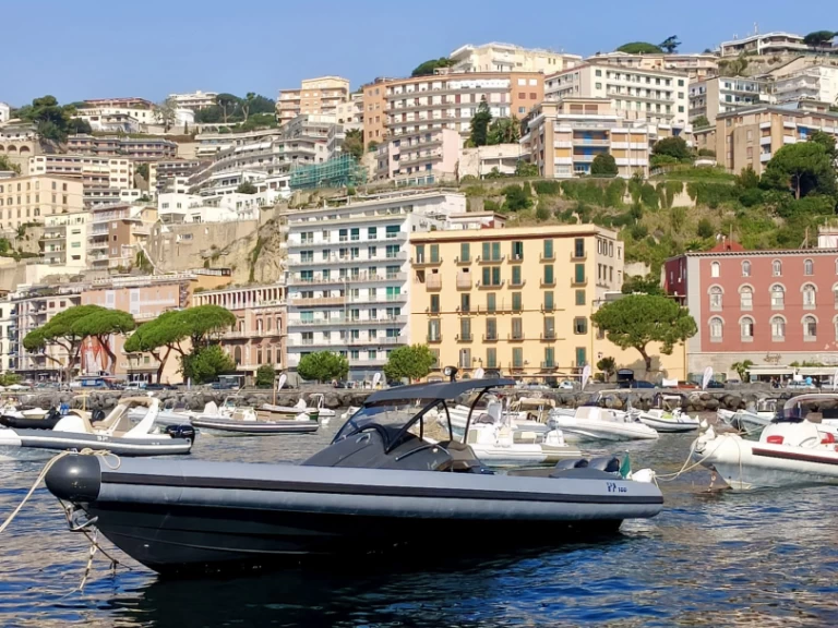 Semi-rigide à louer à Naples au meilleur prix