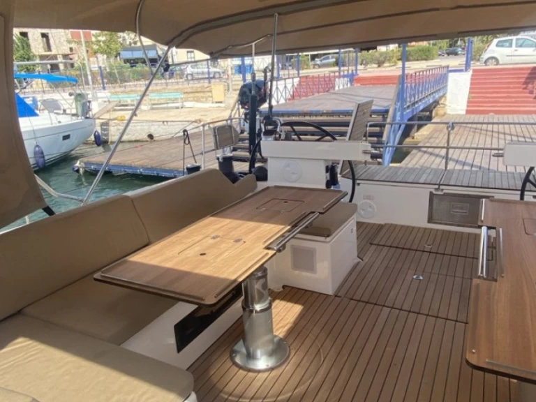 Louez un Bavaria Bavaria C57 Style à Lávrio