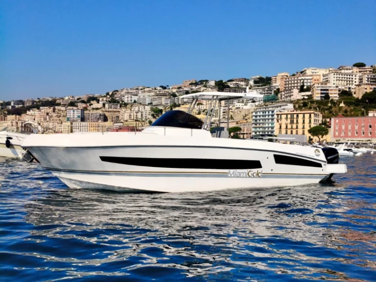 Location Bateau à moteur à Naples - MIAMI GOLD  33 WALK AROUND