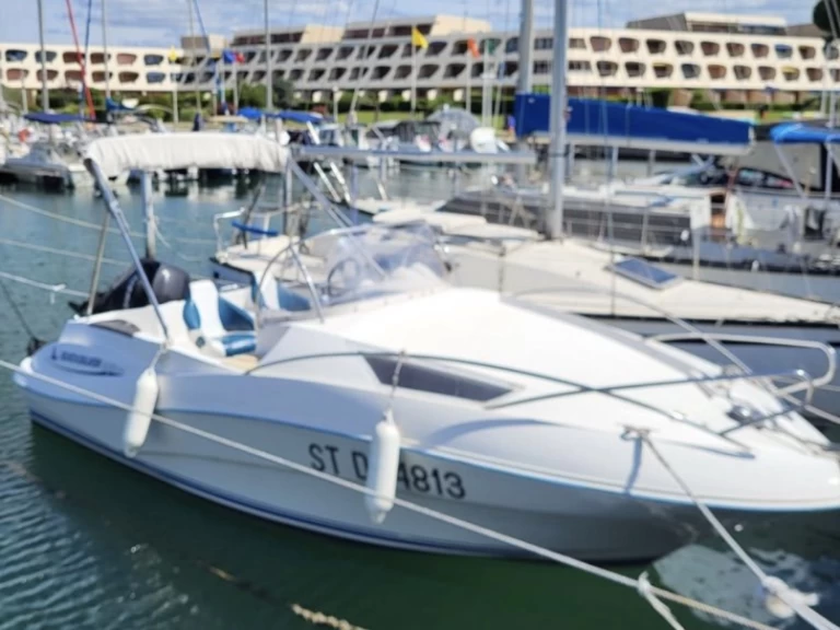 Bateau à moteur à louer à Port-Camargue au meilleur prix