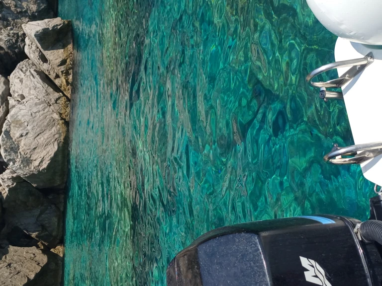 Louez un Zodiac Cadet à Naples