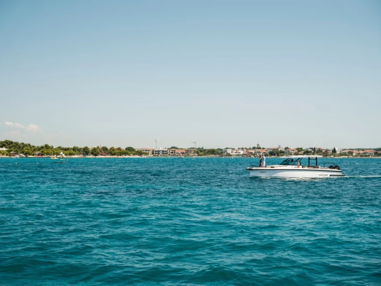 Location bateau Zaton pas cher Axopar 37 Sun-Top