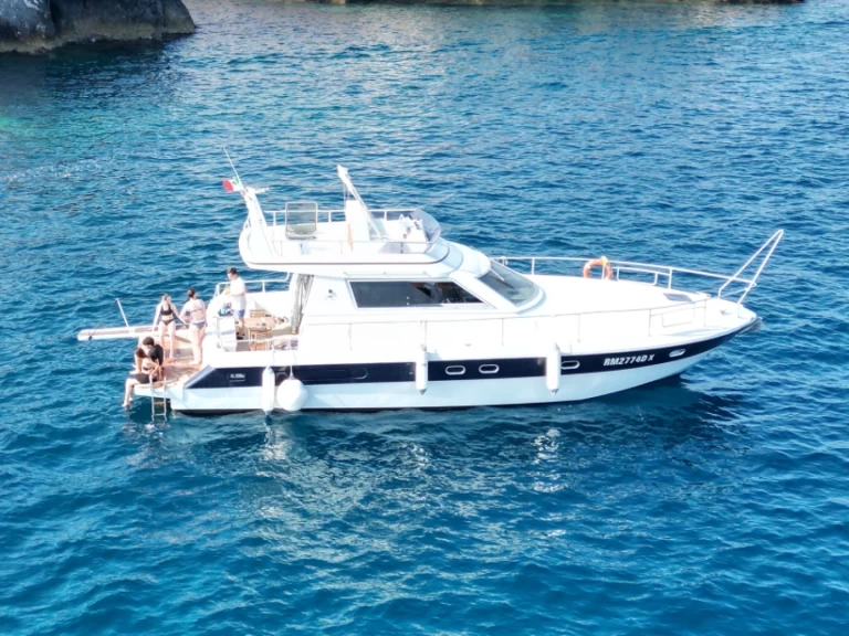 Location Bateau à moteur Comar avec permis