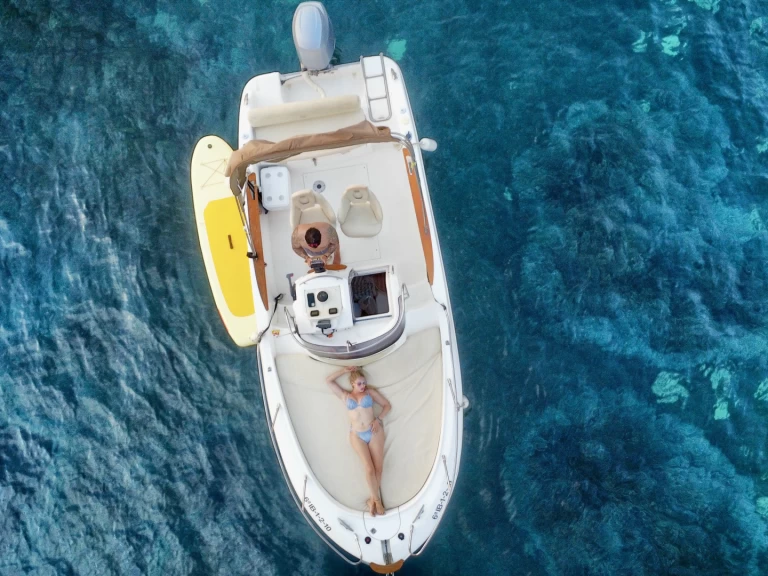 Bateau à moteur à louer à Sant Antoni de Portmany au meilleur prix