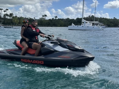 Uthyrning Jet ski Sea-Doo med en båtlicens 