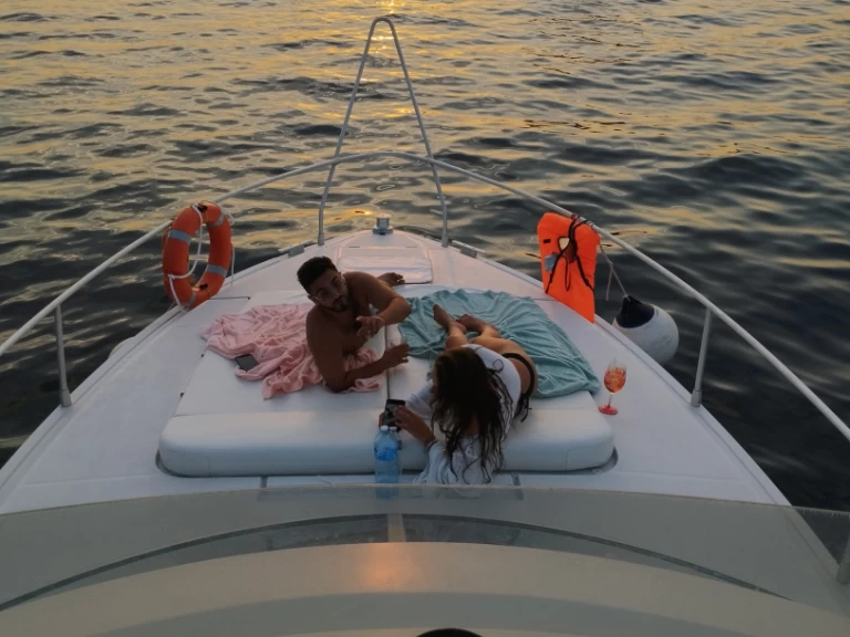Location Bateau à moteur Ferretti avec permis