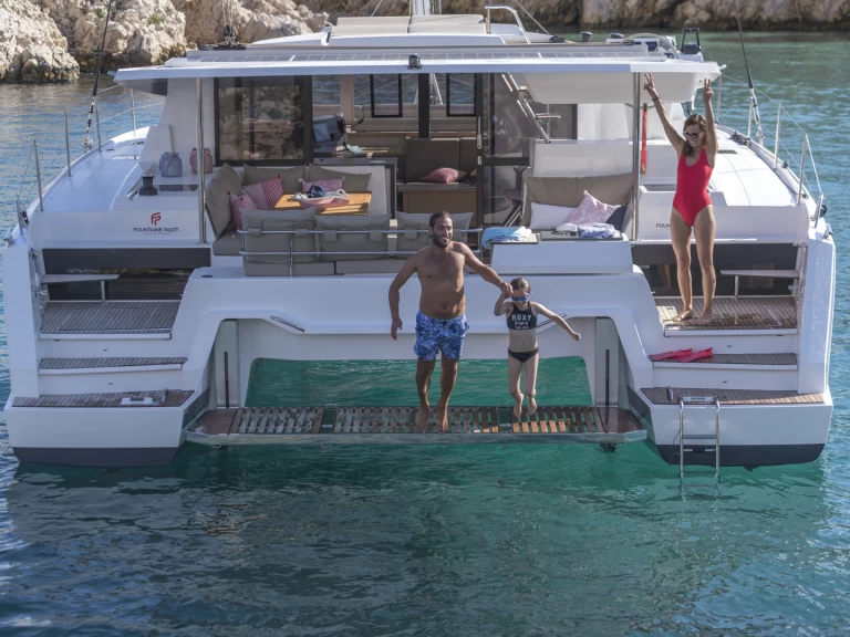 Louez un Fountaine Pajot Astrea 42 à Marseille