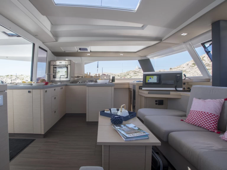 Location bateau Fountaine Pajot Astrea 42 à Marseille sur Samboat