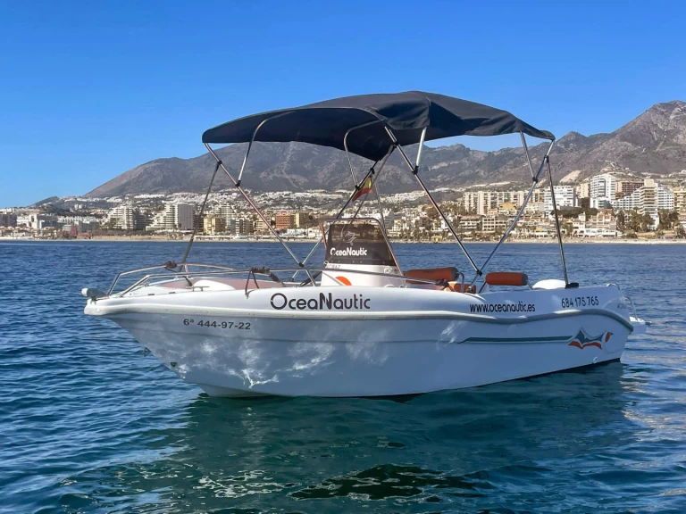 Bateau à moteur à louer à Puerto Deportivo de Lujo en Marbella au meilleur prix
