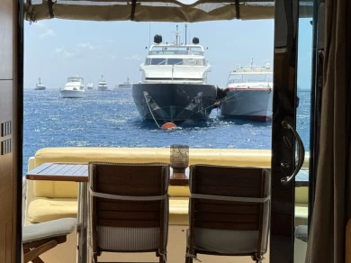 Yacht di lusso a noleggio a Órmos Bay al miglior prezzo