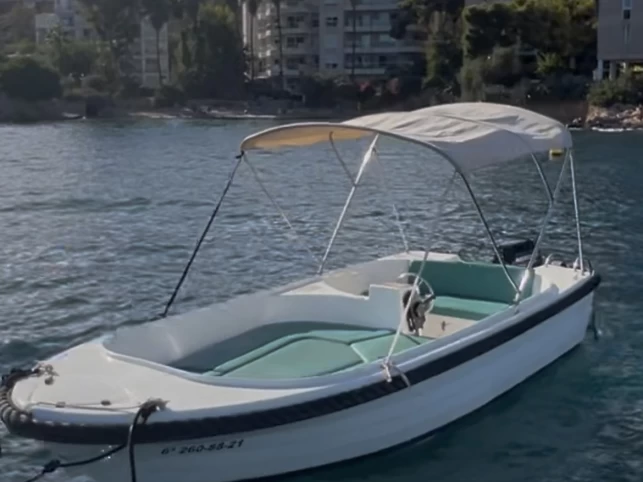 Location Bateau à moteur Polyester Yacht avec permis