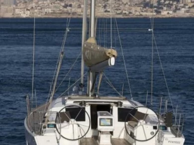 Charter a Bénéteau Oceanis 45 in Gouviá on Samboat