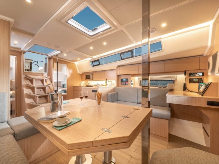 Location bateau Gouviá pas cher Bavaria C42