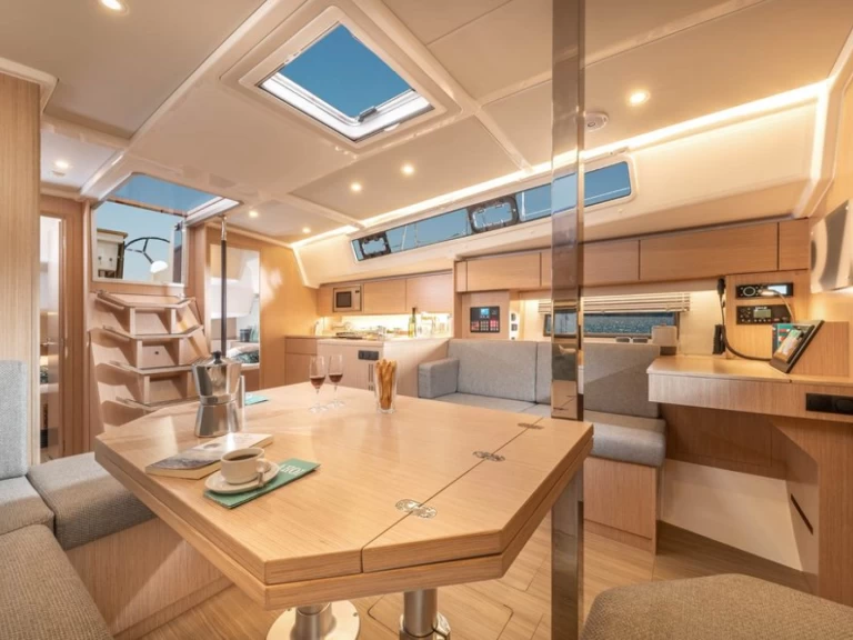 Location bateau Gouviá pas cher Bavaria C42