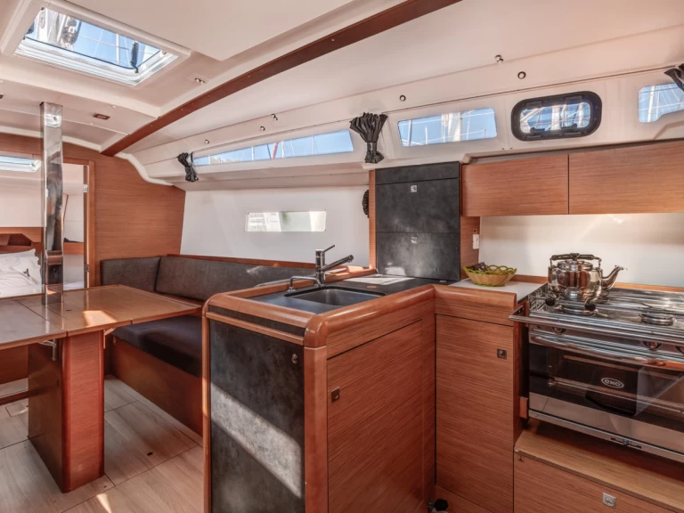 Location bateau Jeanneau Sun Odyssey 349 à Gouviá sur Samboat