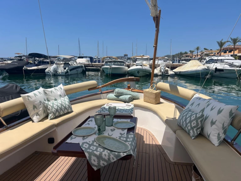 Louer Bateau à moteur avec ou sans skipper Medvolt Marine à Portals Nous