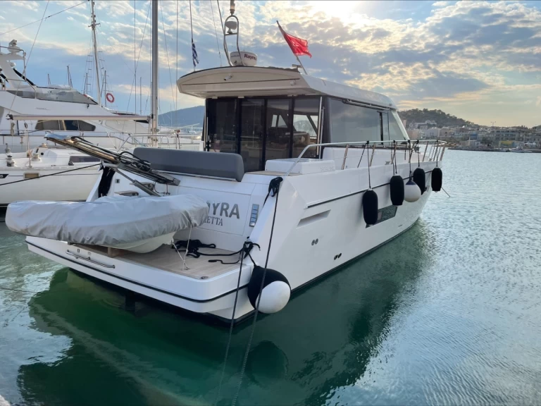 Location Bateau à moteur Sealine avec permis