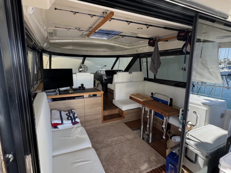 Bateau à moteur à louer à Marina Delta Kallithea au meilleur prix