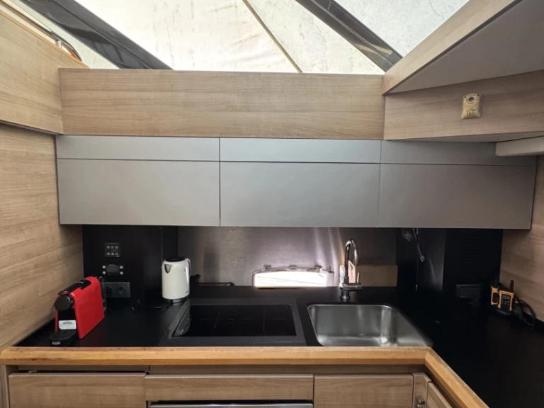 Bateau à moteur à louer à Marina Delta Kallithea au meilleur prix